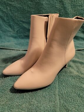 Women's Cream Pointed-Toe Ankle Boots